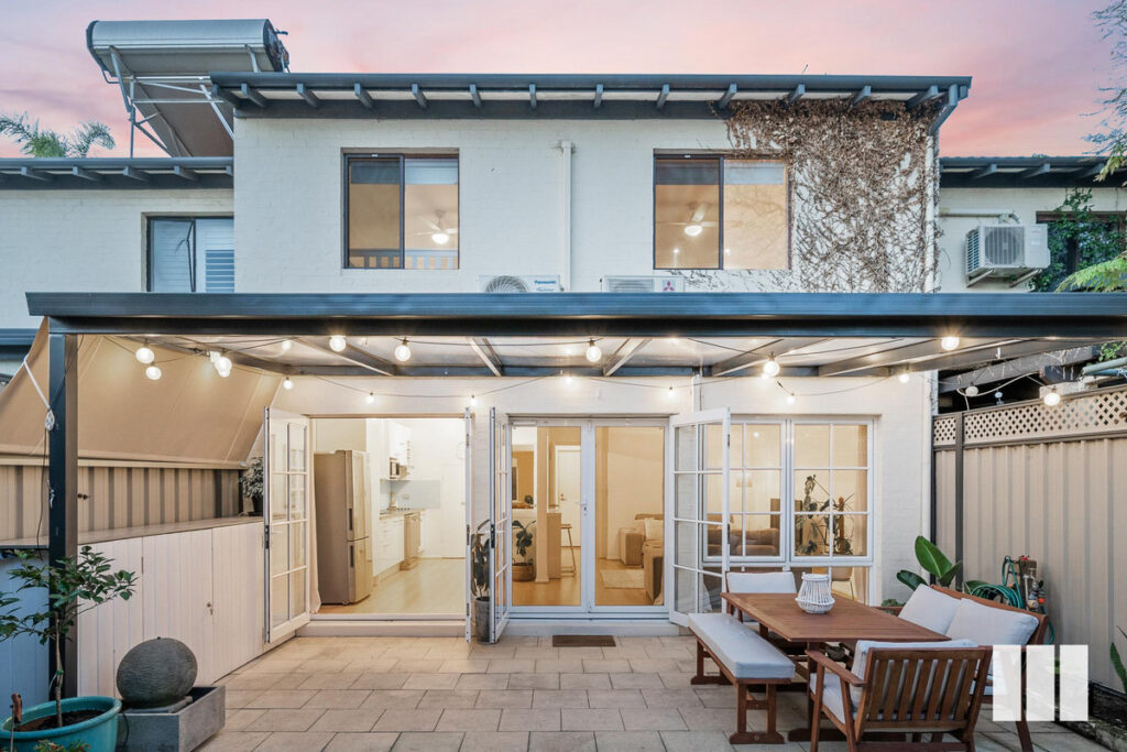 STRIKING CONTEMPORARY TOWNHOUSE