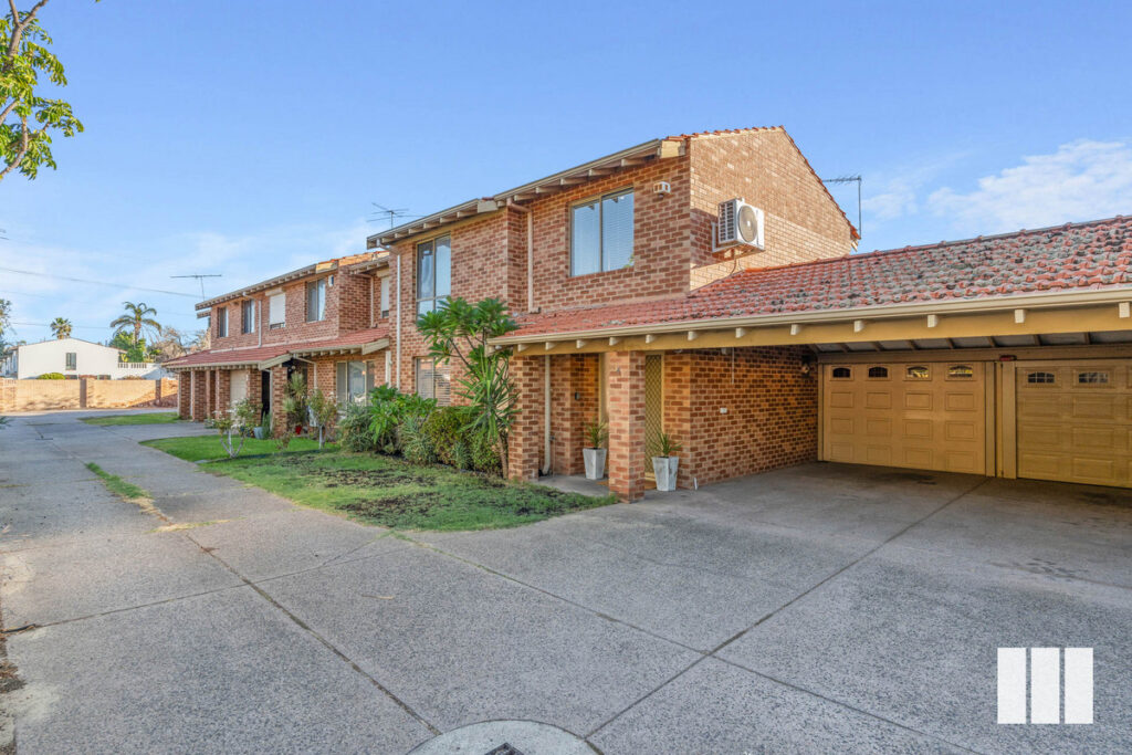 FULLY RENOVATED TOWNHOUSE
