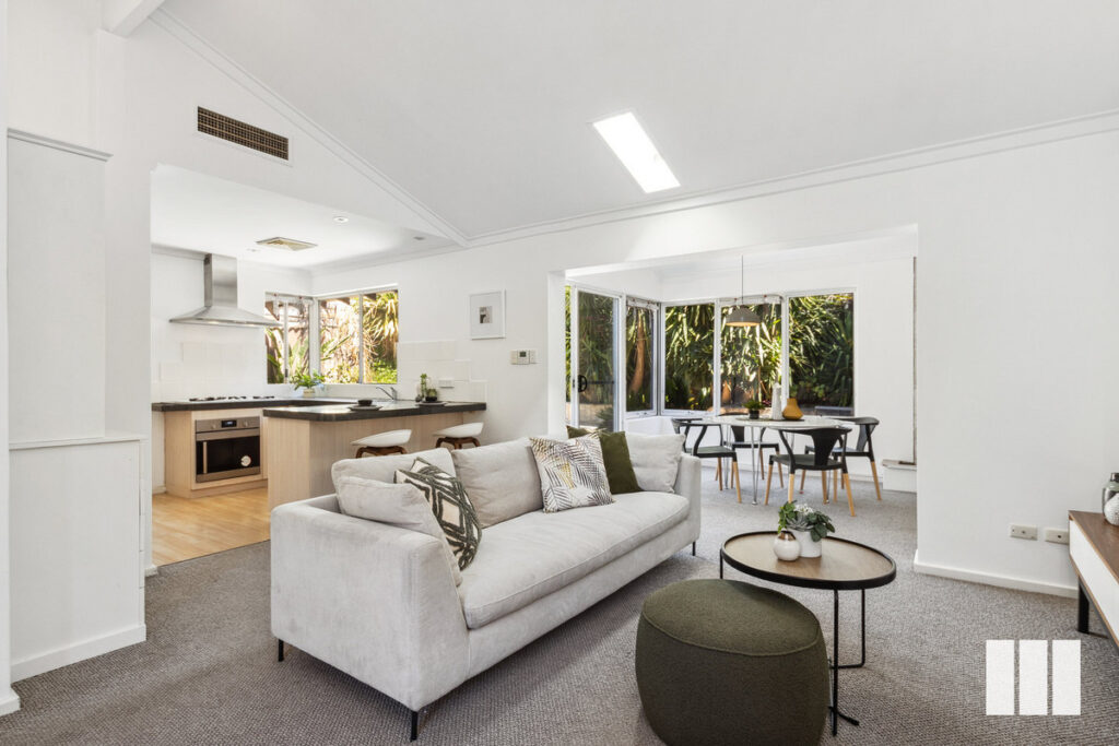SINGLE LEVEL DRESS CIRCLE LIVING