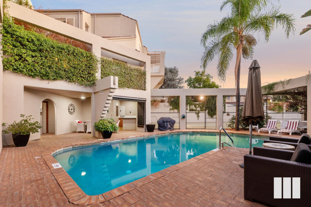 TROPICAL URBAN OASIS