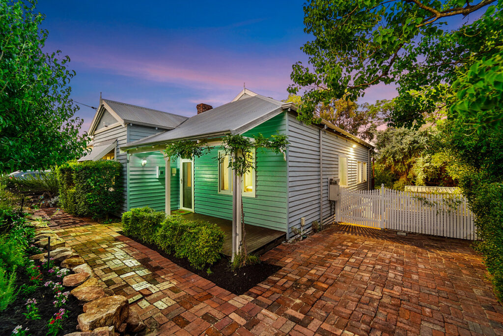 CAPTIVATING KENSINGTON CHARACTER