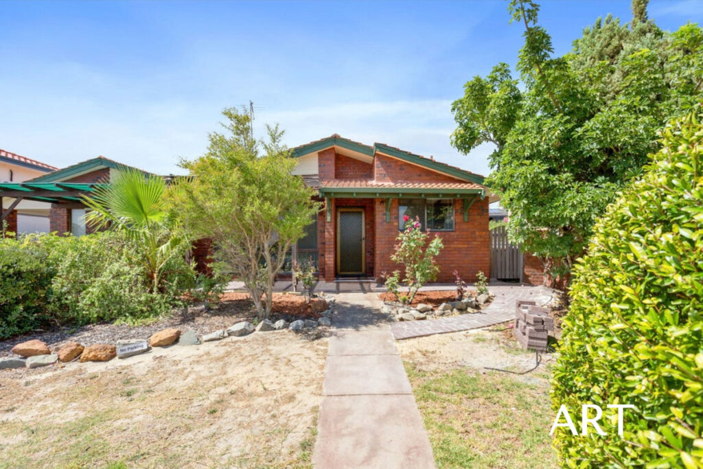 LIGHT-FILLED CHARMER MINUTES FROM THE FORESHORE