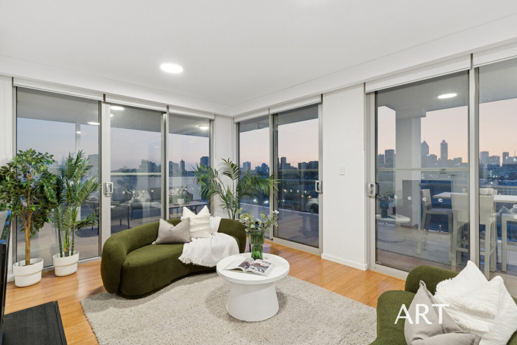 PANORAMIC VIEWS FROM THE RIVER TO THE CBD!