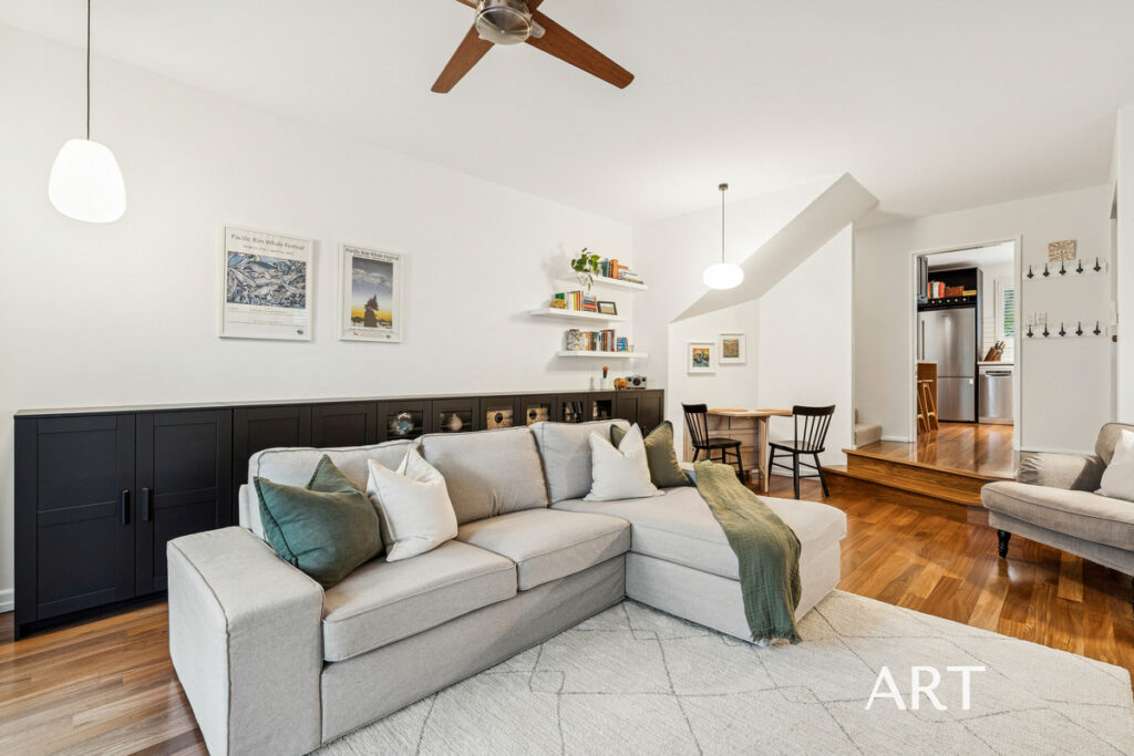 CHIC TOWNHOUSE RIGHT ALONG THE RIVER!