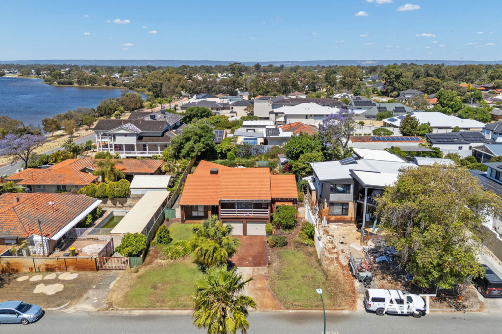 RETAIN AND RENOVATE OR BUILD YOUR BESPOKE DREAM HOME MOMENTS FROM THE RIVERSHORE