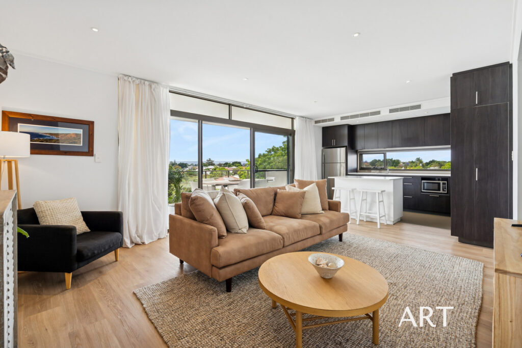 MODERN FULLY FURNISHED APARTMENT, MINUTES FROM THE CBD