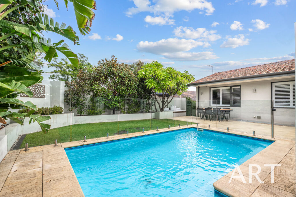 BLUE – CHIP COMO POSITION WITH POOL SIDE APPEAL