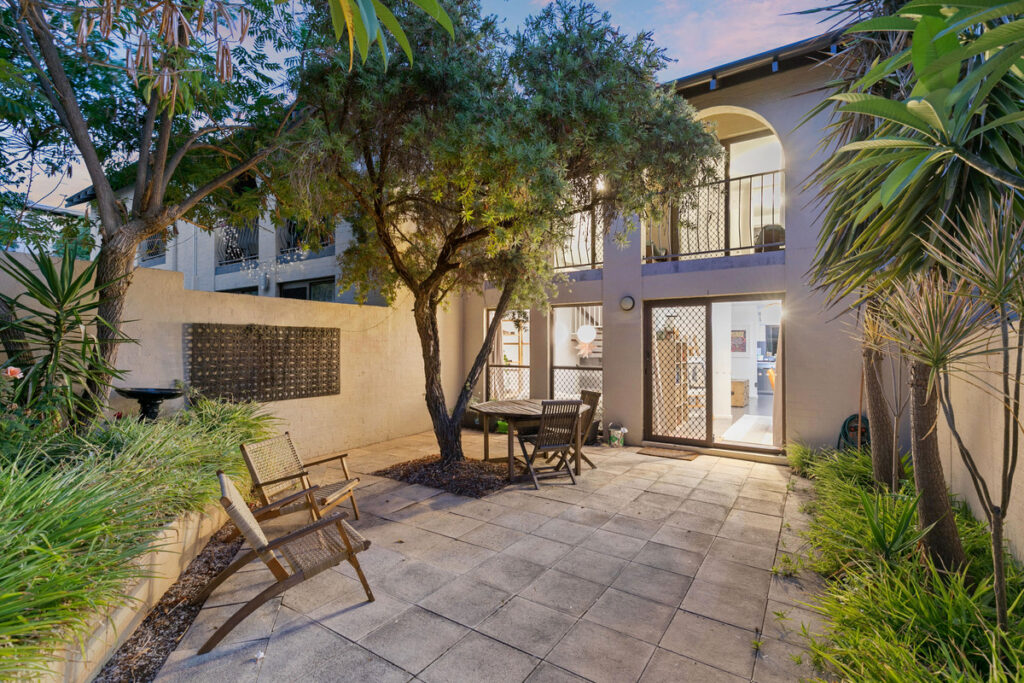 TRENDY TOWNHOUSE IN IDEAL LOCATION