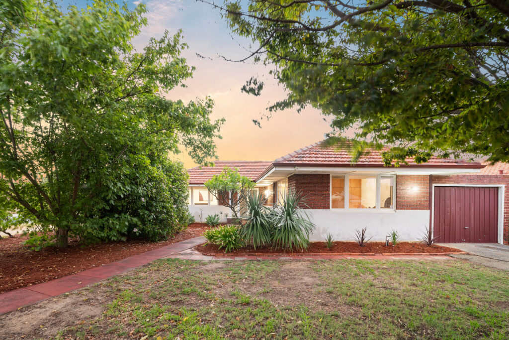 STYLISH COTTAGE ON UNIQUE LANDHOLDING