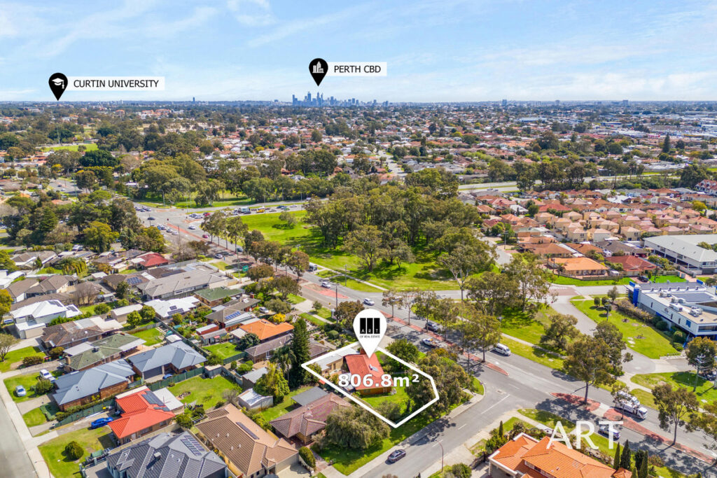 POTENTIAL AND POSSIBILITY ON 806M2 CORNER BLOCK!