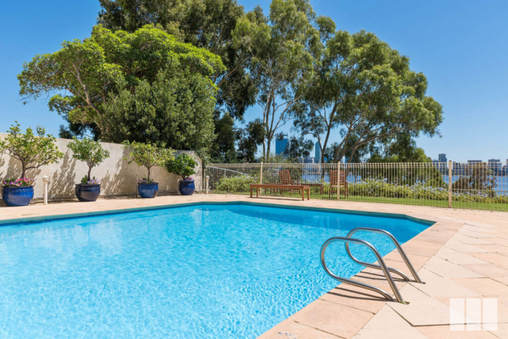 SPECTACULAR PANORAMIC VIEWS WITH DIRECT FORESHORE ACCESS
