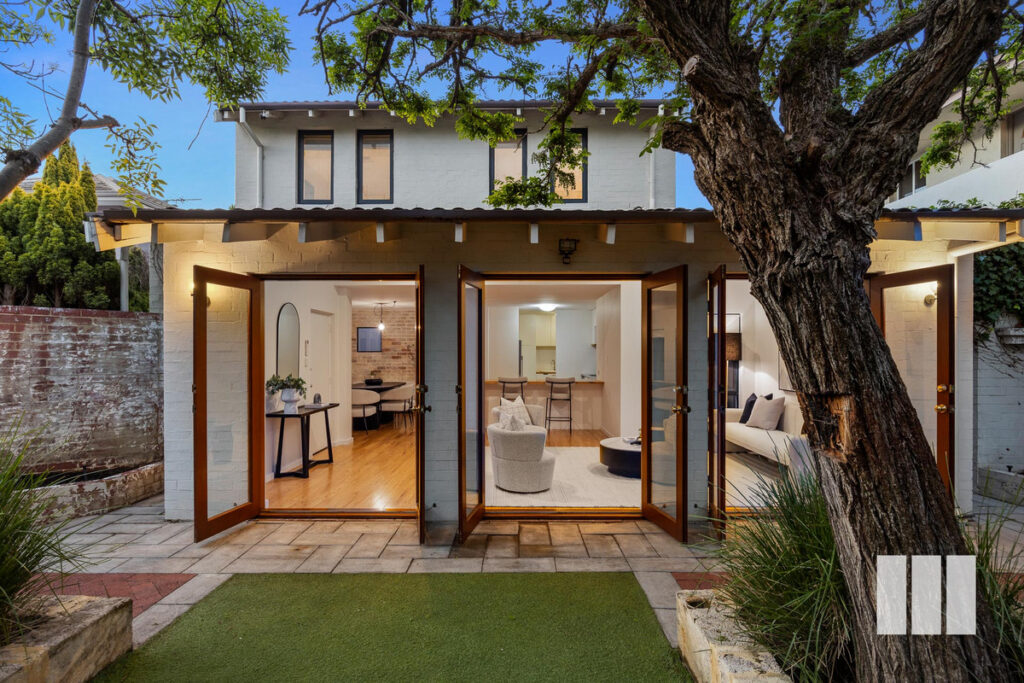 PRIME LOCATION: STEPS TO THE RIVER AND UWA, MINUTES TO THE CBD