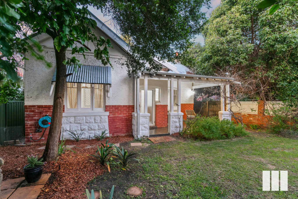 COSY, WARM, PRIVATE SANCTUARY AND FULL OF LIFE!