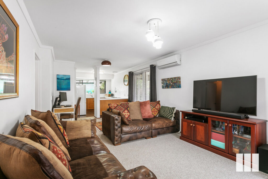 **UNDER APPLICATION**   NEATLY-KEPT CONVENIENT LIVING