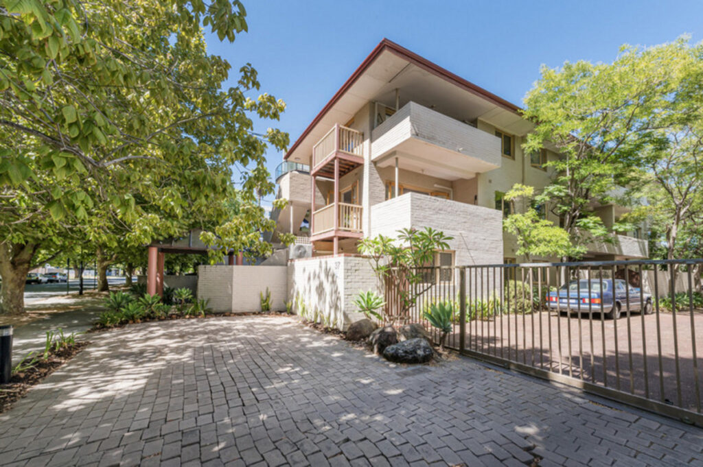 BEAUTIFUL VIEWS, LOW MAINTENANCE AND MOVE IN READY!