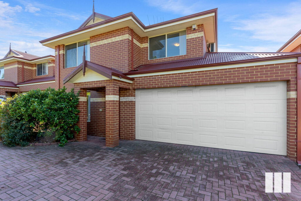 CONVENIENT TOWNHOUSE IN TERRIFIC LOCATION