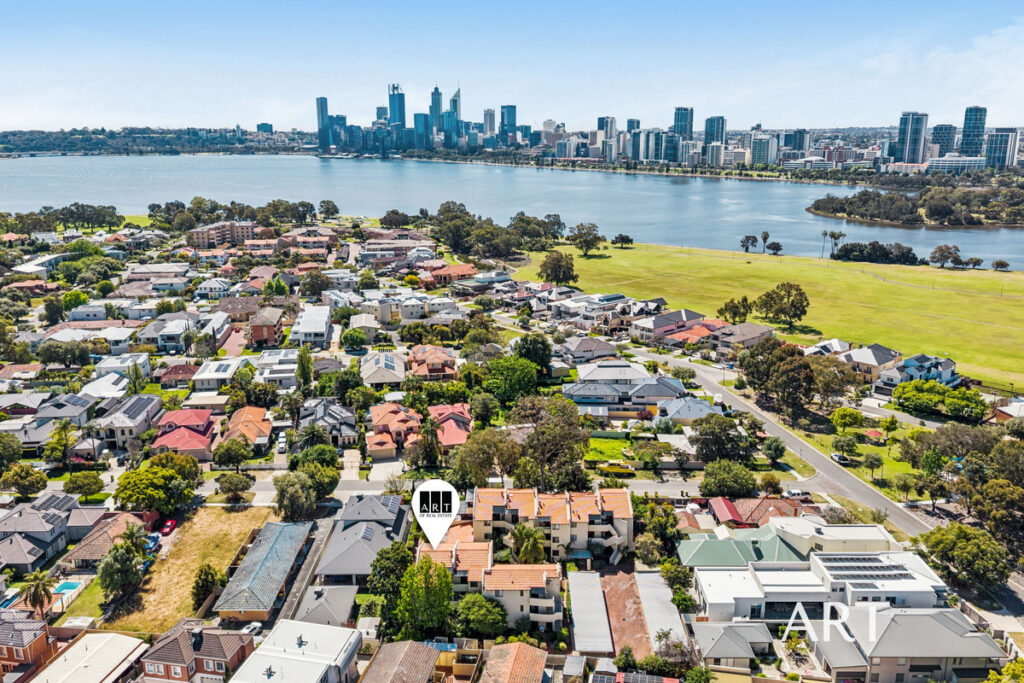 PERFECT PERTH PAD NEXT TO THE WATER’S EDGE